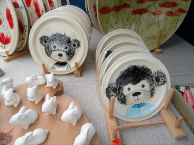 Kunstvoll bemalte Keramikteller von Maria Weipert