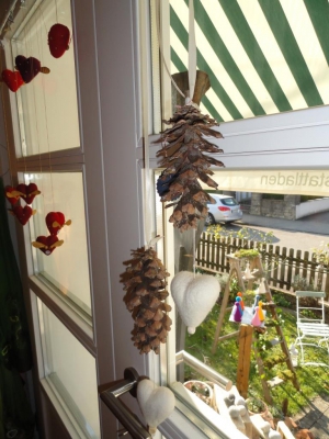 Tannenzapfen mit Filzherzen verbreiten schon Weihnachtsstimmung