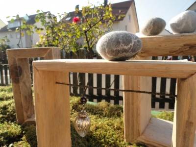 Schwemmholzrahmen & gefilzte Kiesel