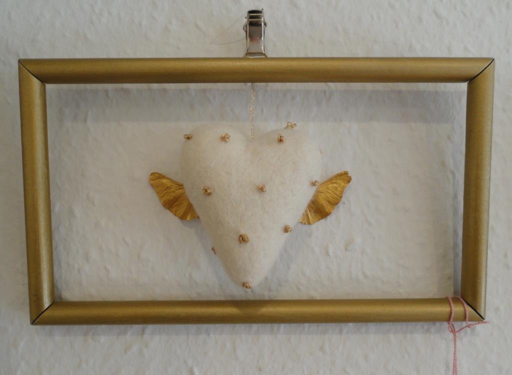 Geflügelte Filzherzen